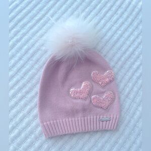 Girls hat, with beautiful details, and a real fur !